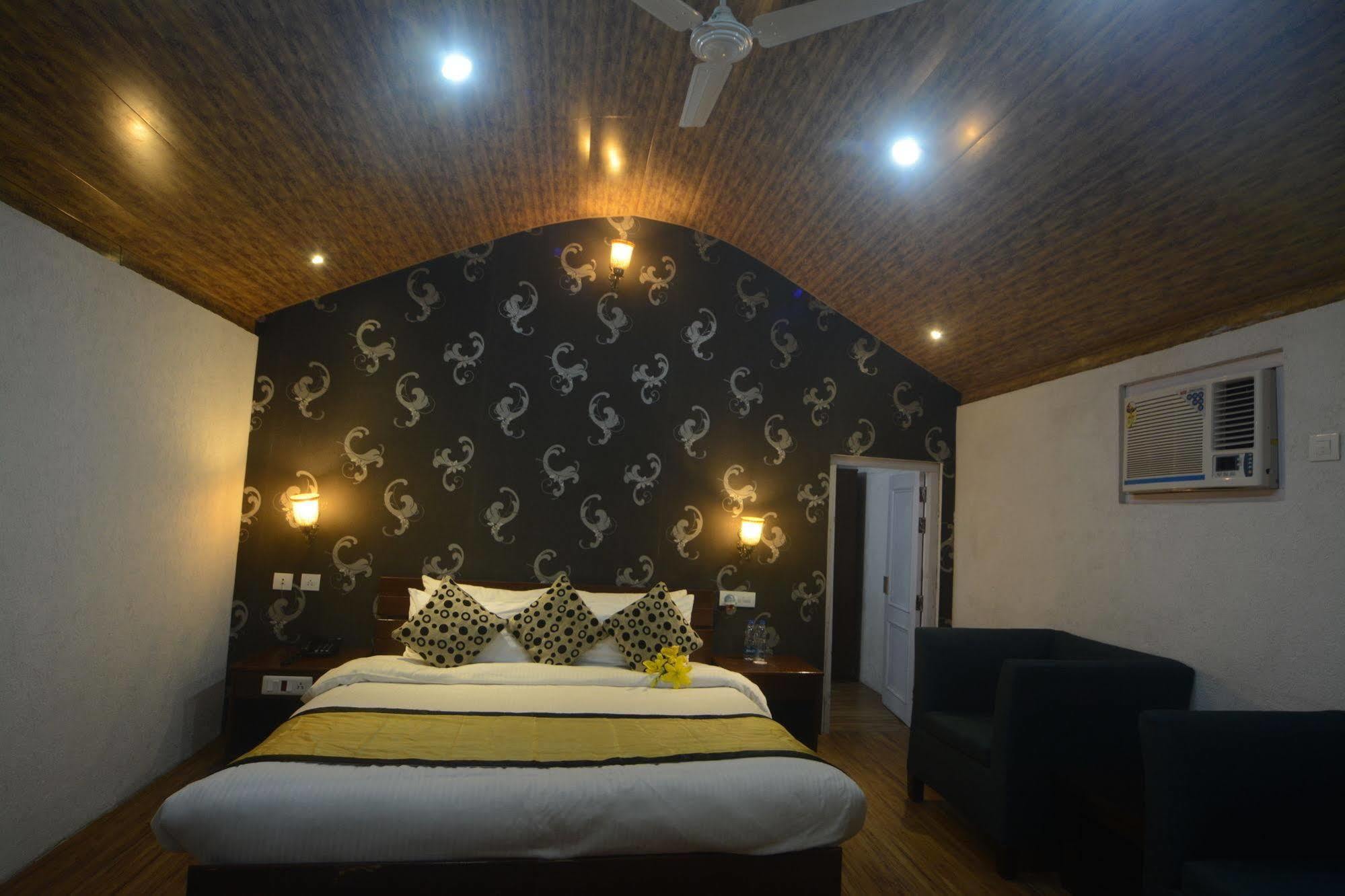 The Exotica Hotel Dharamshala Bagian luar foto